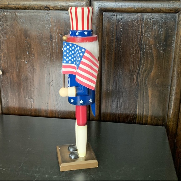 Vintage 2009 Uncle Sam Nutcracker with American Flag - Picture 9 of 16